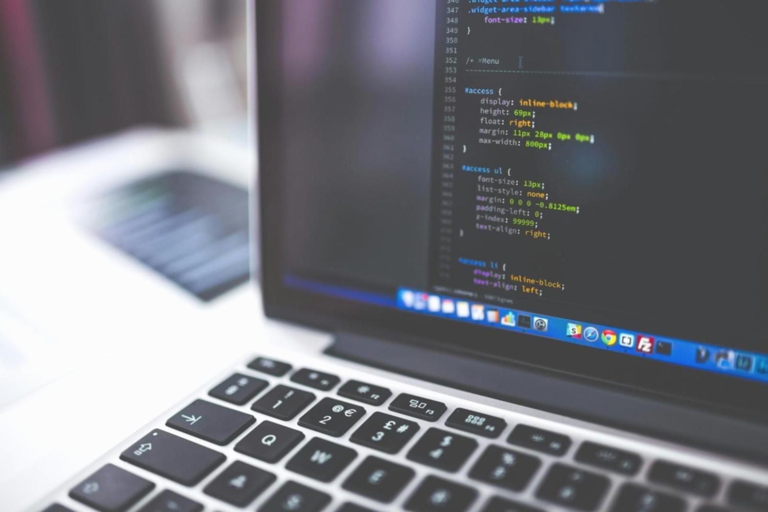 Entwicklerin arbeitet an modernen Web-Technologien